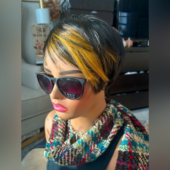 Freetress Other - ✨NEW Women's Short Pixie Bob Wig - Black and Gold Highlights